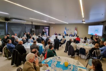 Las autoridades de la FAV recibieron a los nuevos abanderados